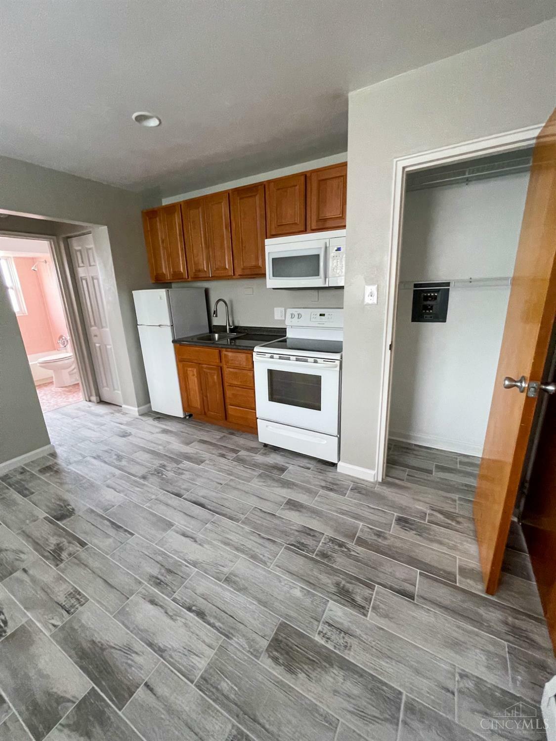 Property Photo: 3313 Camvic Terrace OH 45211