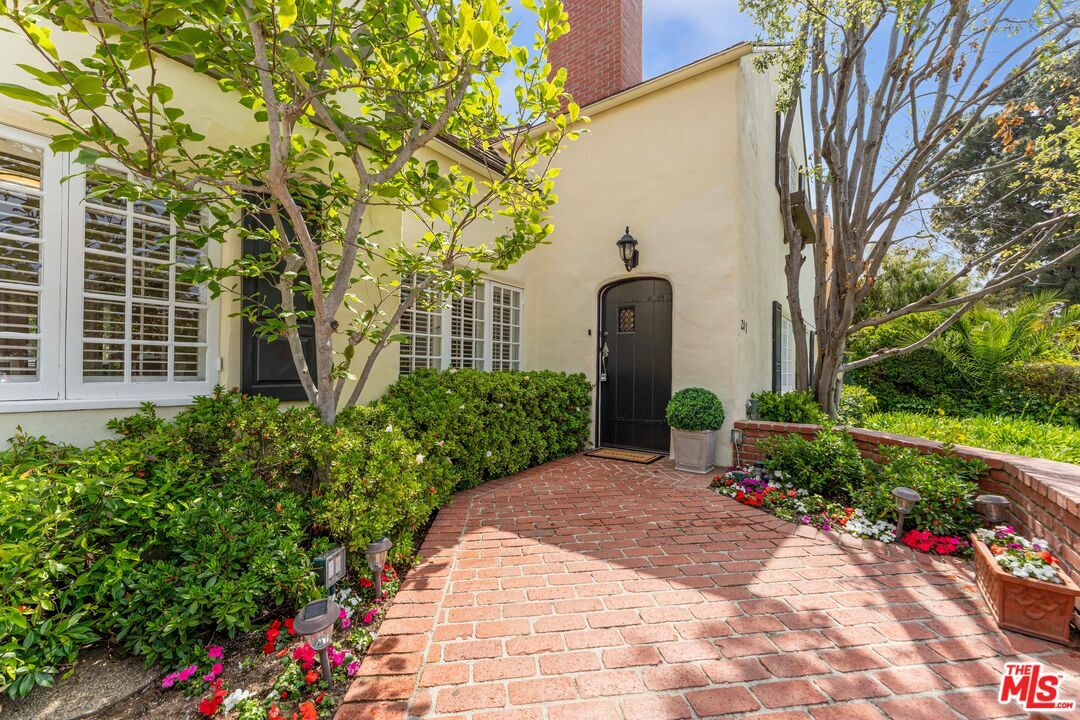 Property Photo: 217 17th St CA 90402