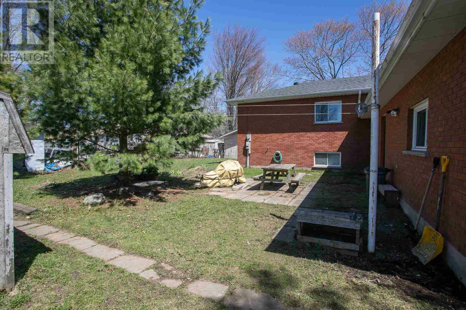 Photo de la propriété: 174 Tilley Rd ON P6B 3Z1