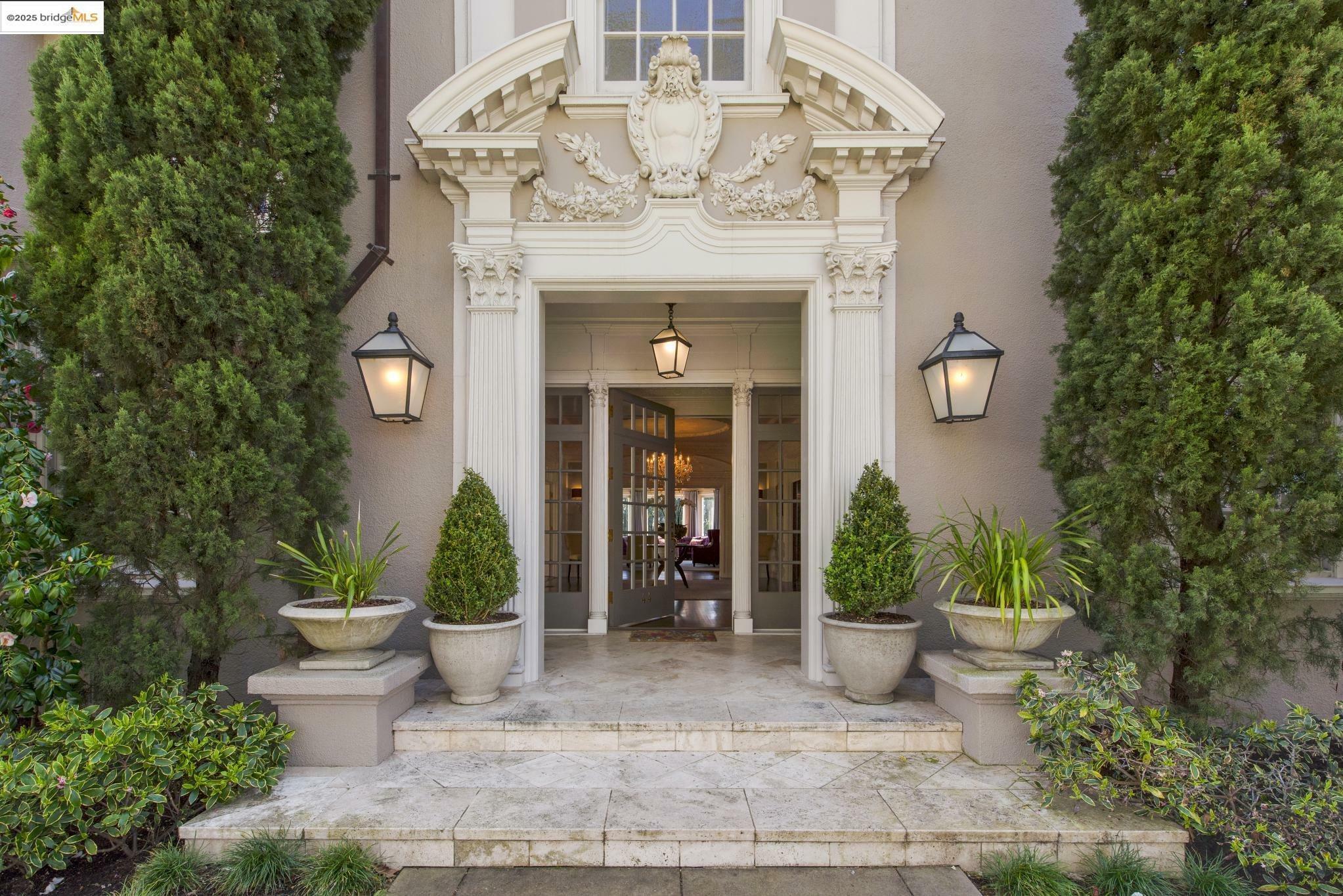 Property Photo: 44 Farragut Ave CA 94610
