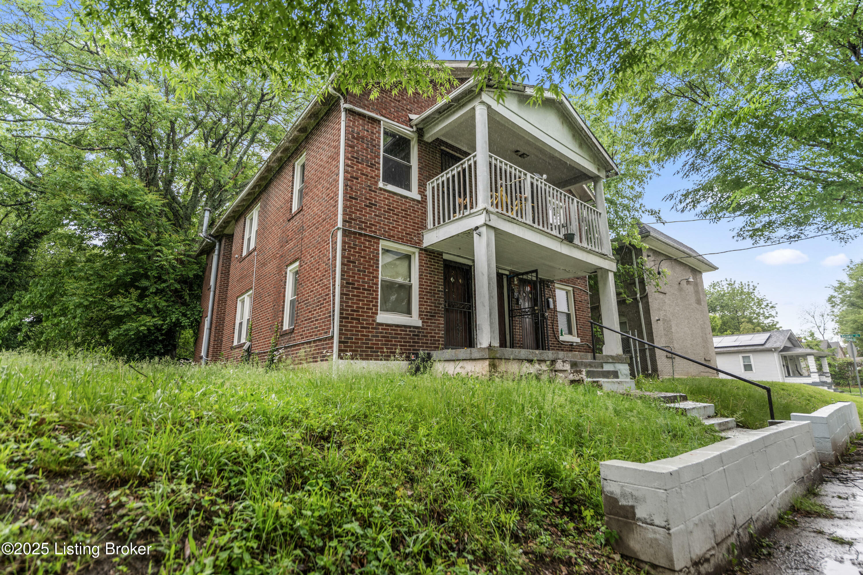 Property Photo: 1724 W Ormsby Ave KY 40210