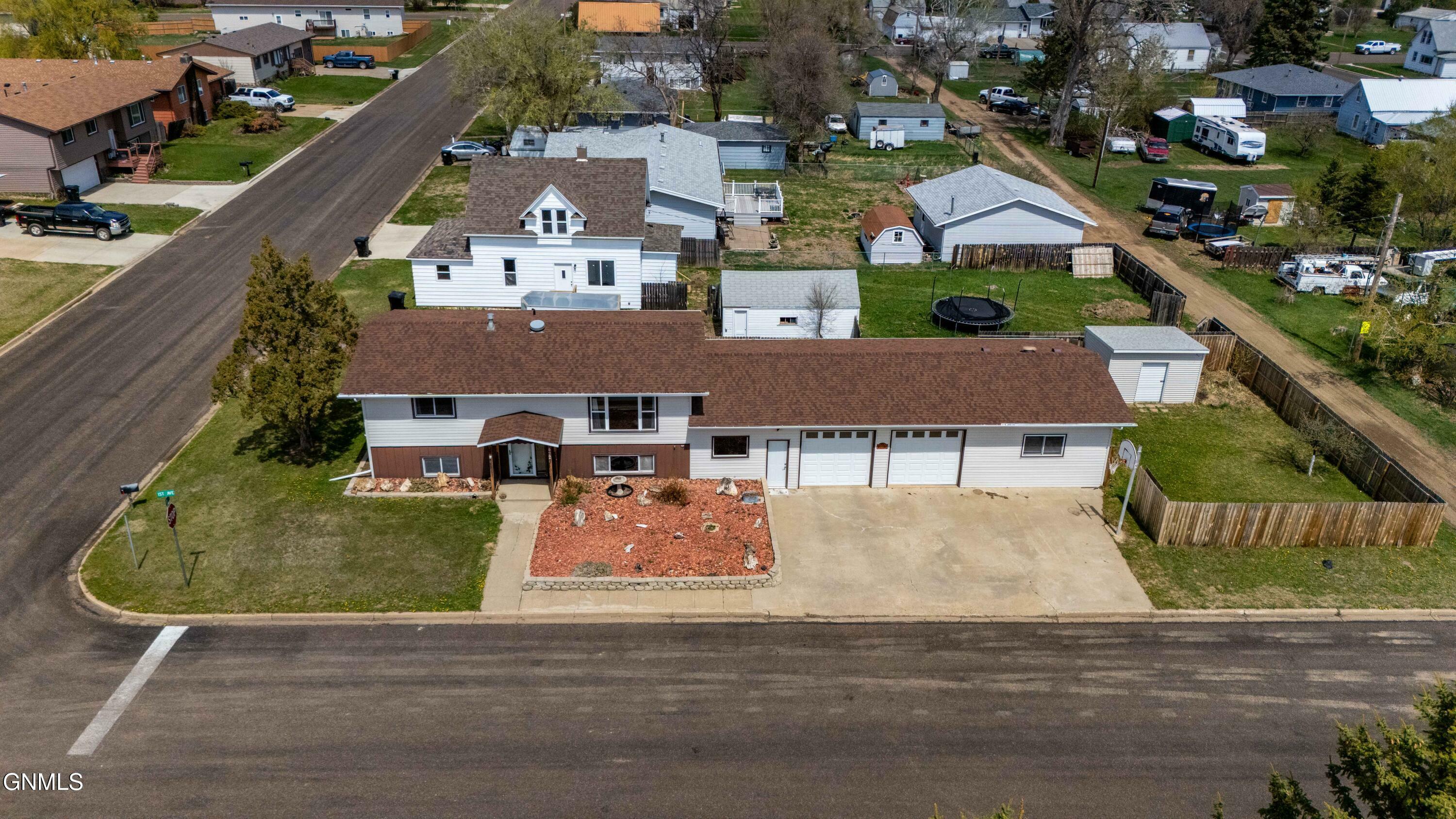 Property Photo: 422 1st Avenue W ND 58652