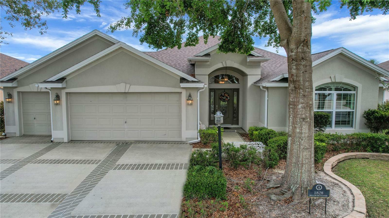 Property Photo: 1828 Hollow Branch Way FL 32162