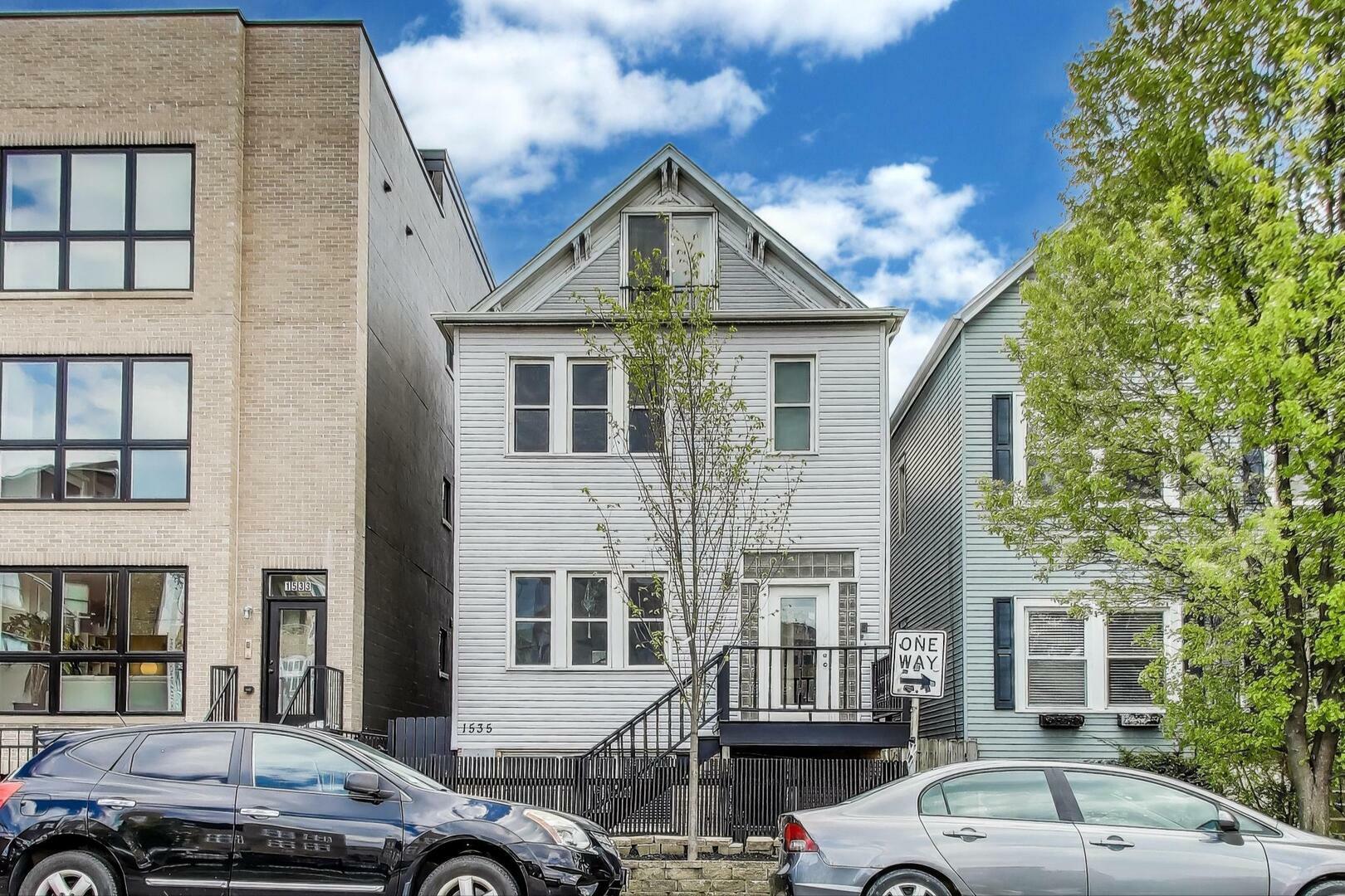Property Photo: 1535 W Barry Avenue IL 60657