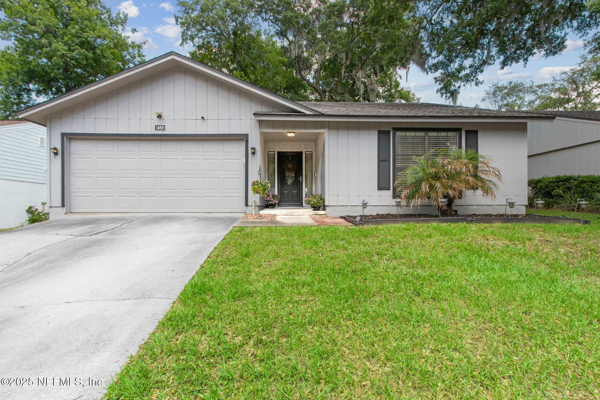 Property Photo: 1469 Classic Oak Road W FL 32225
