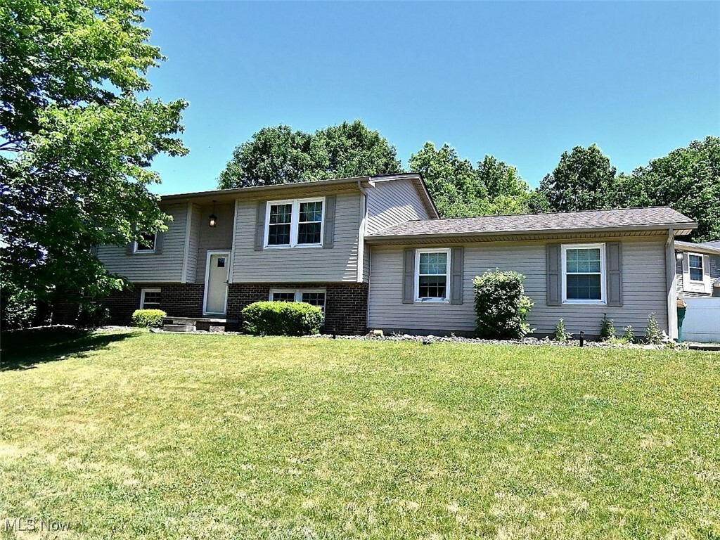 Property Photo: 125 Livingston Circle NW OH 44483