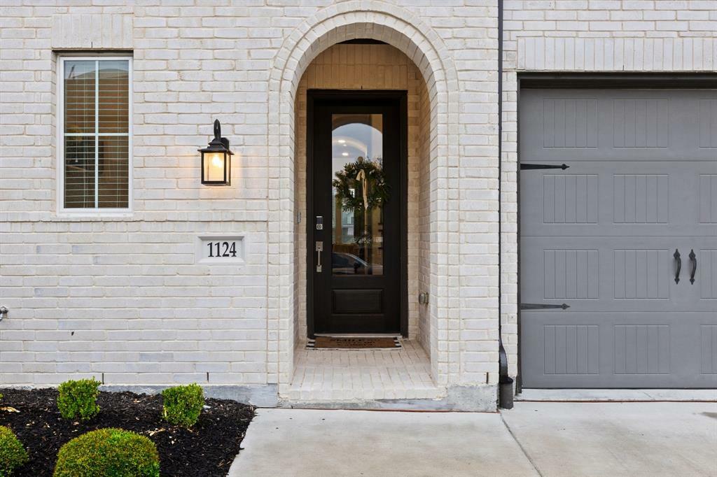 Property Photo: 1124 Queensdown Way TX 75126