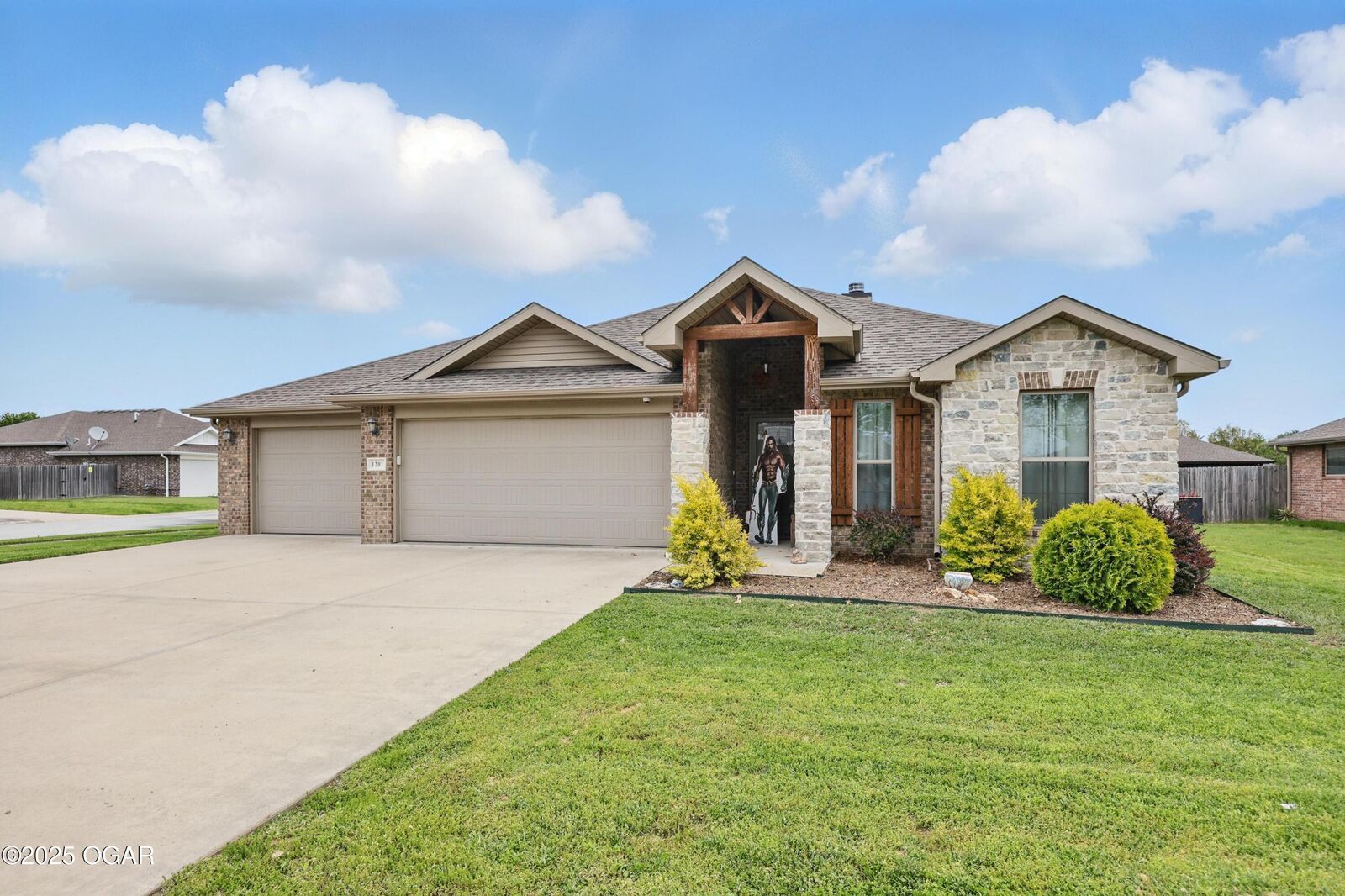 Property Photo: 1201 W Par Circle MO 64850