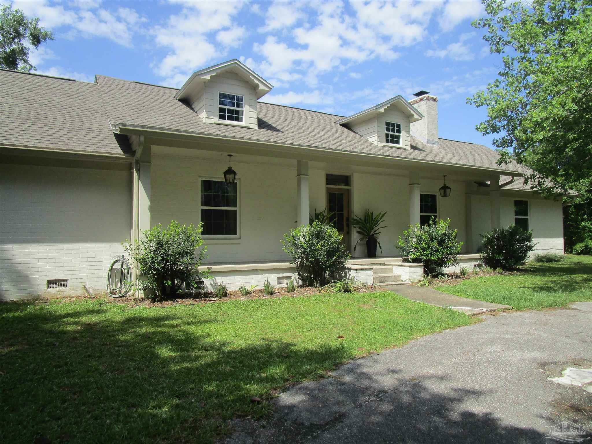 Property Photo: 4067 Parkview St FL 32571