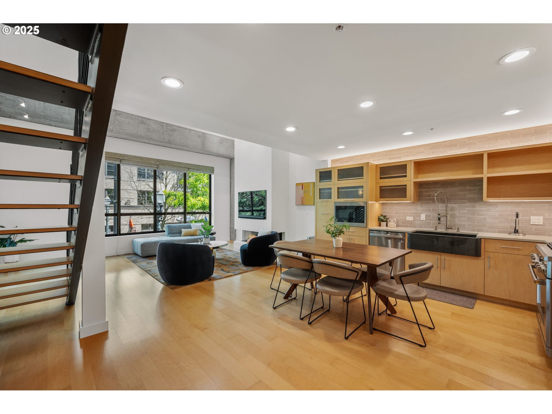 Property Photo: 922 NW 11th Ave 105 OR 97209
