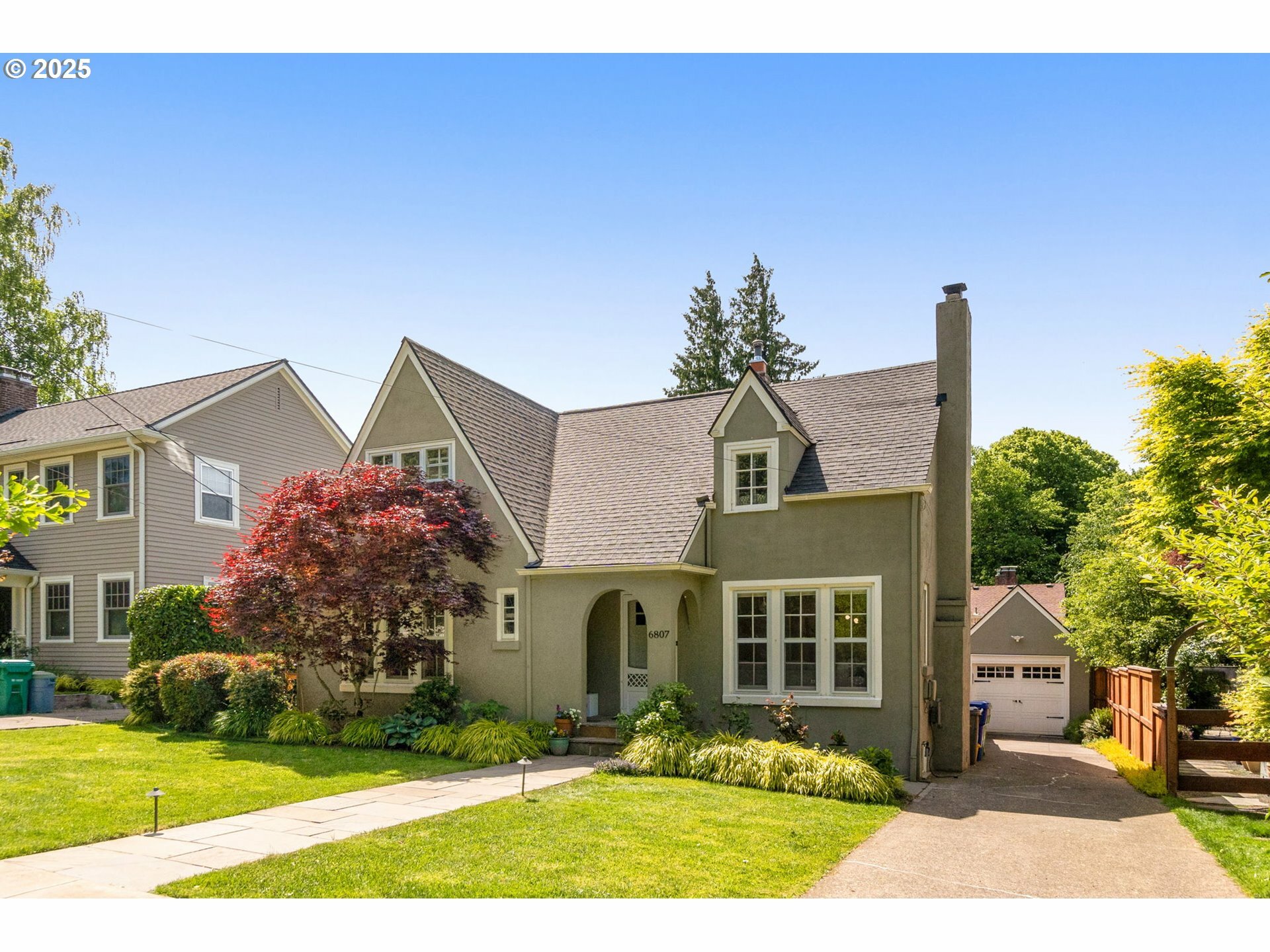 Property Photo: 6807 SE 34th Ave OR 97202