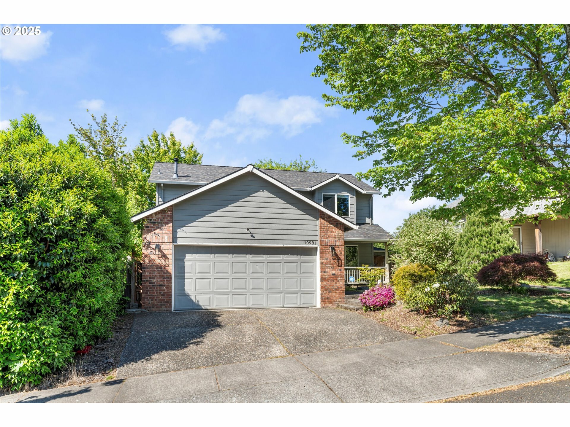 Property Photo: 10931 SE Henderson Dr OR 97266