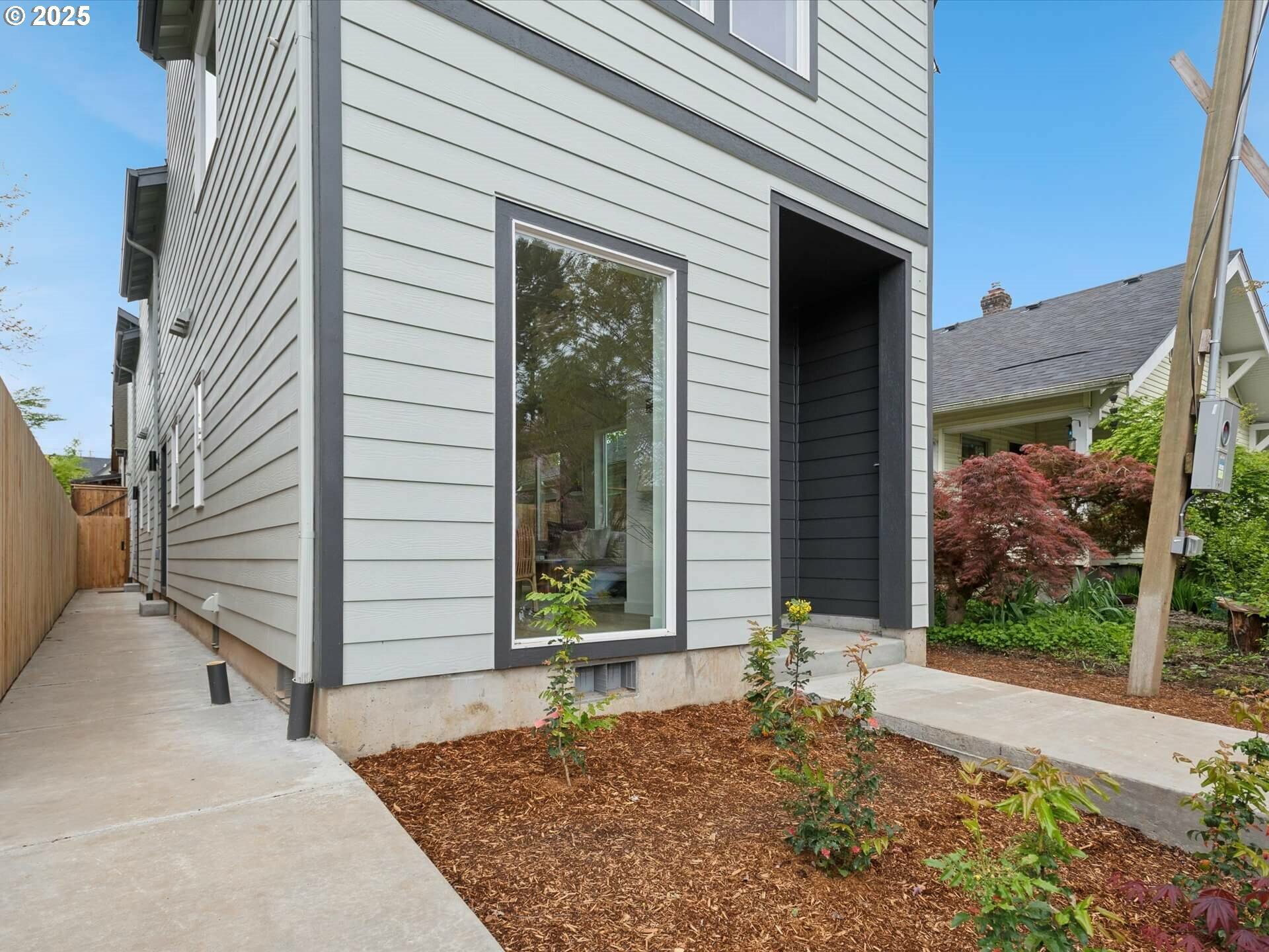 Property Photo: 1532 N Schofield St OR 97217