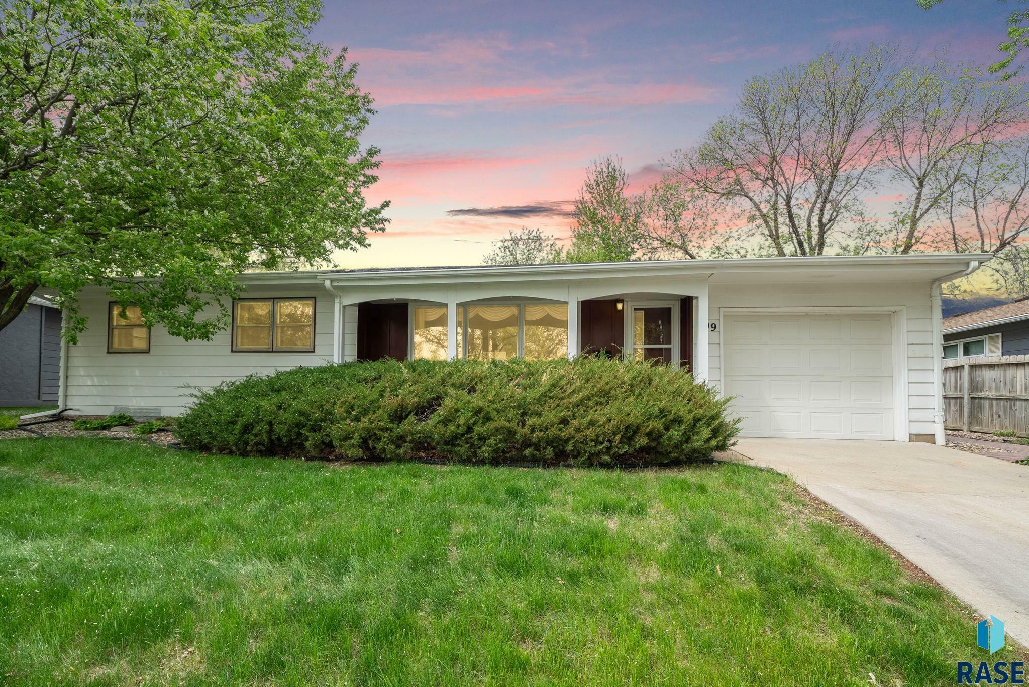 709 S Stephen Ave  Sioux Falls SD 57103-2550 photo