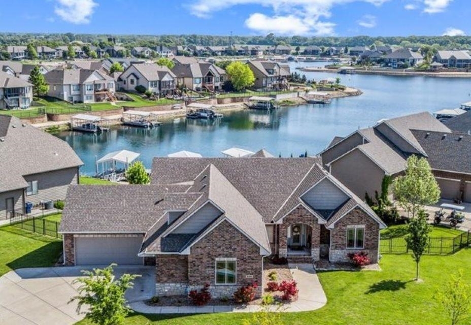 Property Photo: 2566 N Paradise St KS 67205
