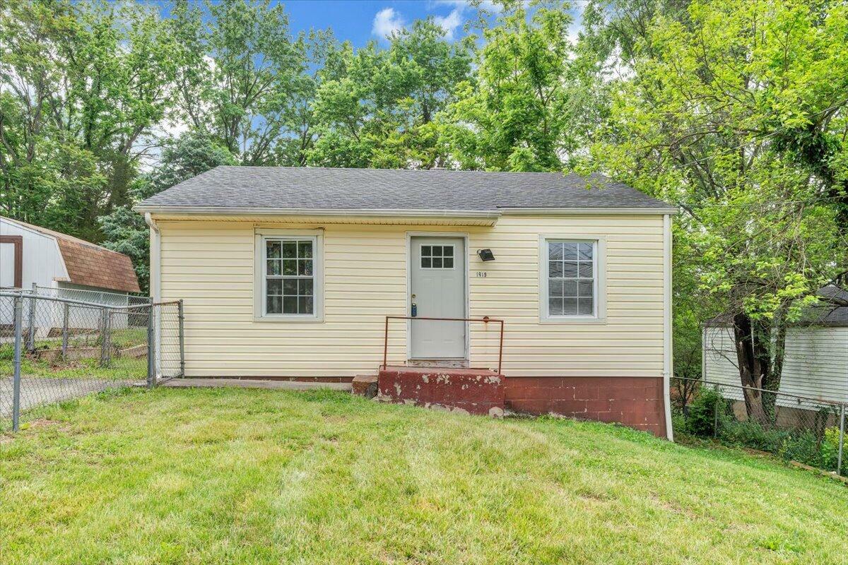 Property Photo: 1919 Clinton Ave SE VA 24013