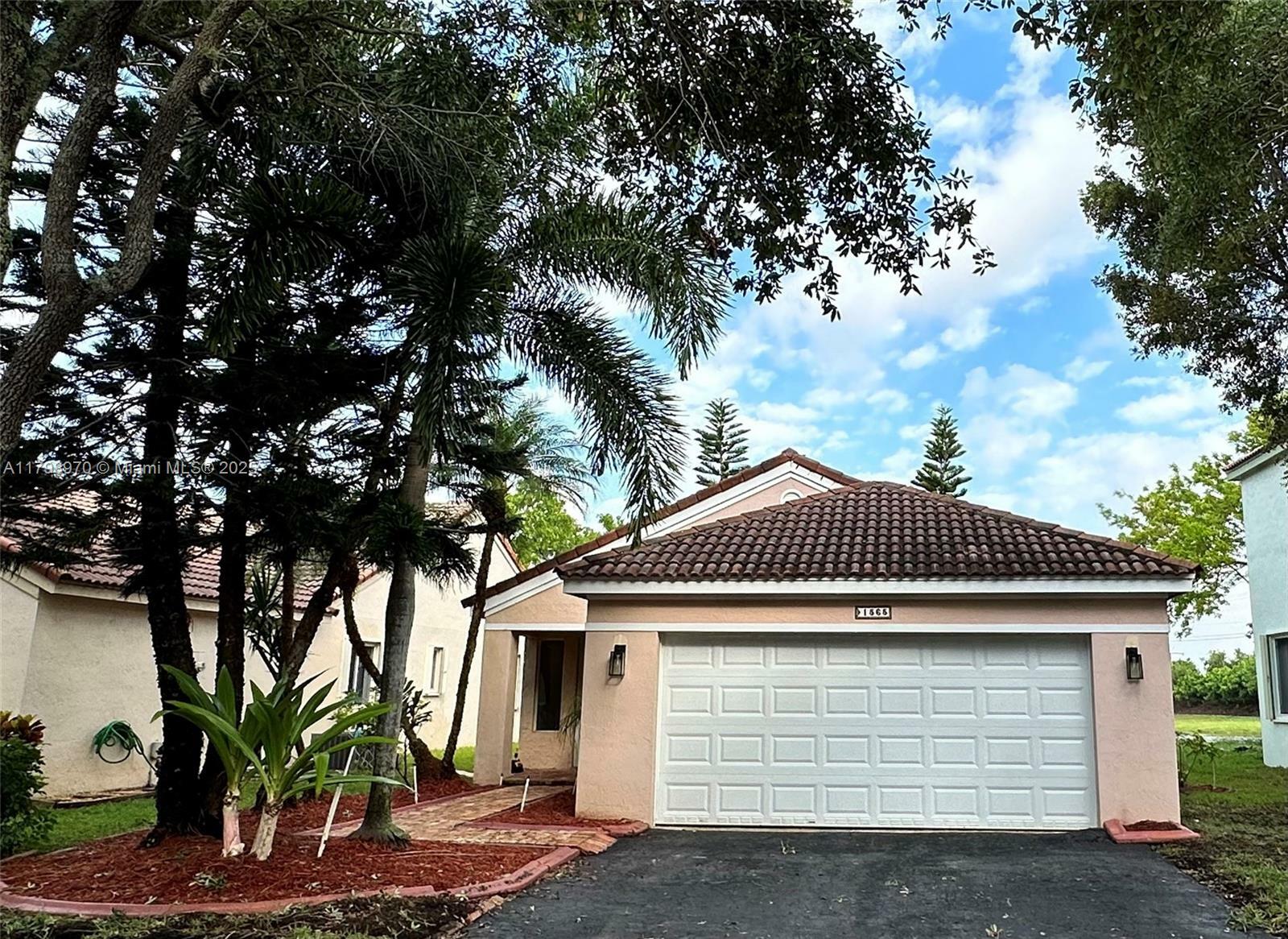 Property Photo: 1565 Presidio Dr FL 33327