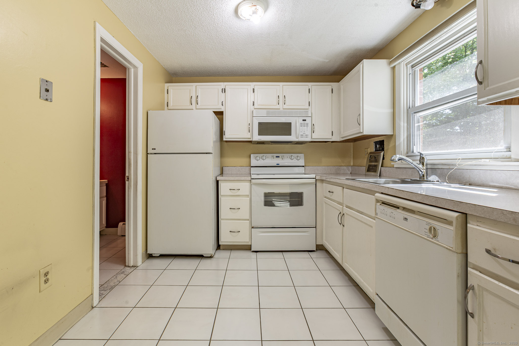 Property Photo: 476 Woodbridge Street Apt 9 CT 06042