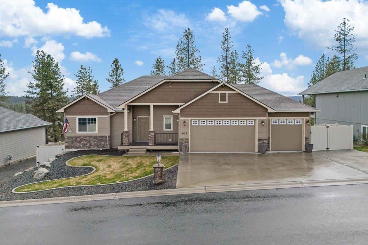 Property Photo: 622 E Country Hill Ln WA 99208