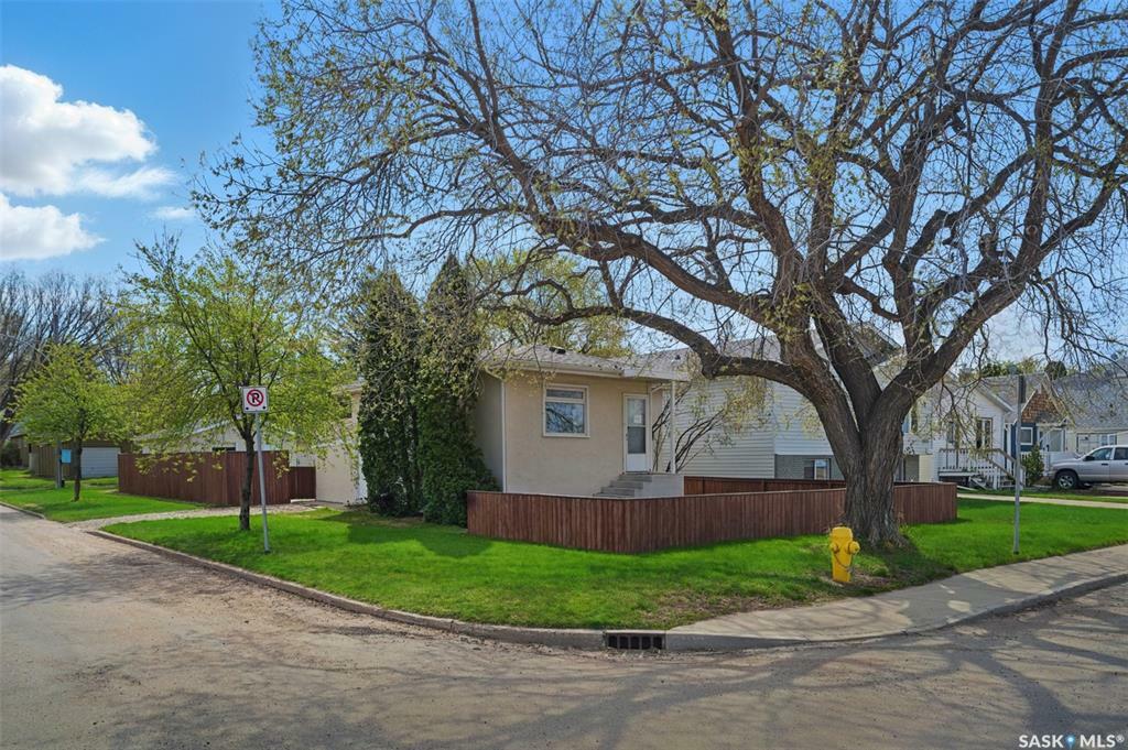 Property Photo: 1501 Kilburn Avenue SK S7M 0K1