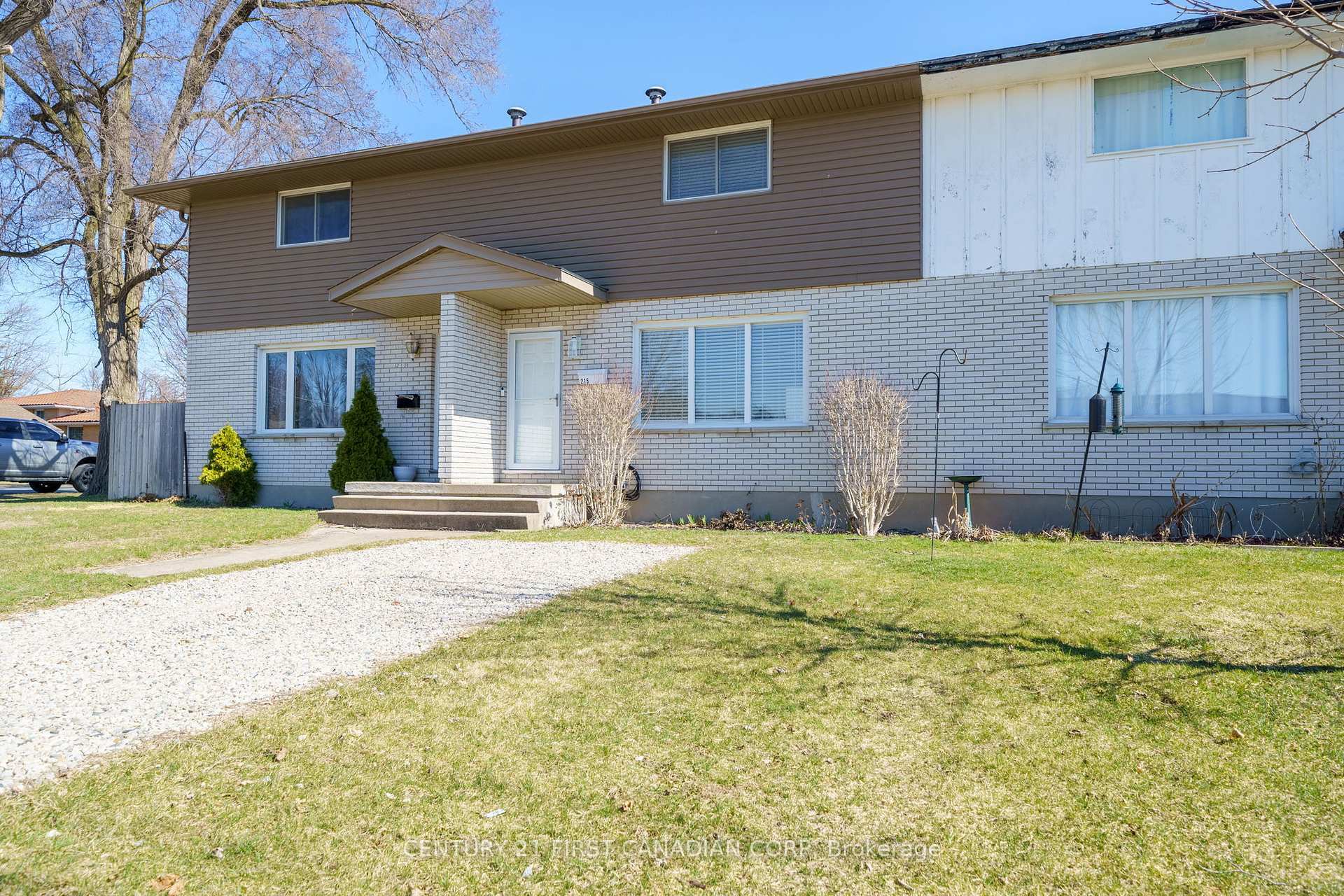 Photo de la propriété: 215 Beattie Street ON N7G 2X3