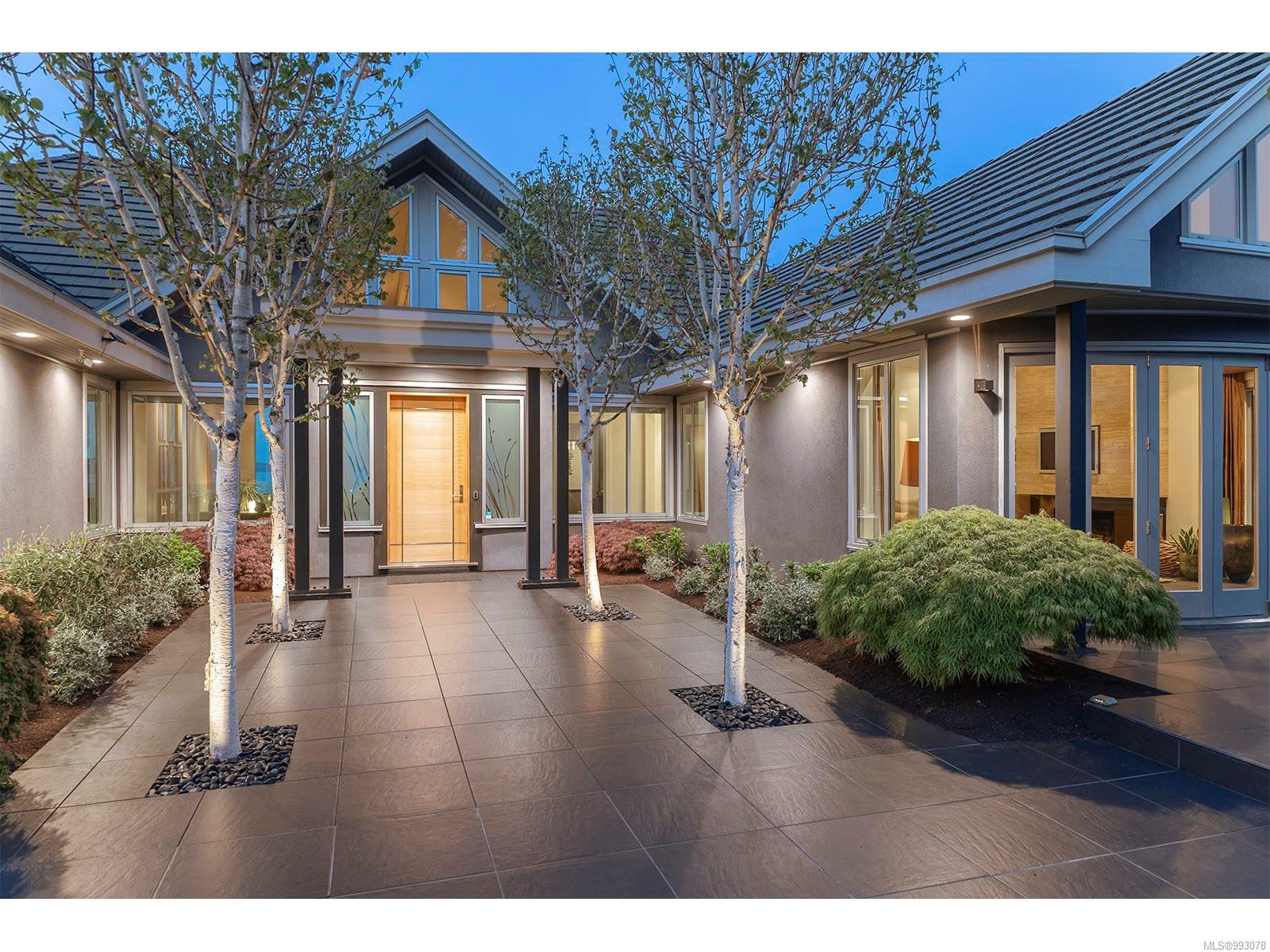 Property Photo: 2950 Phyllis St BC V8N 1Z1
