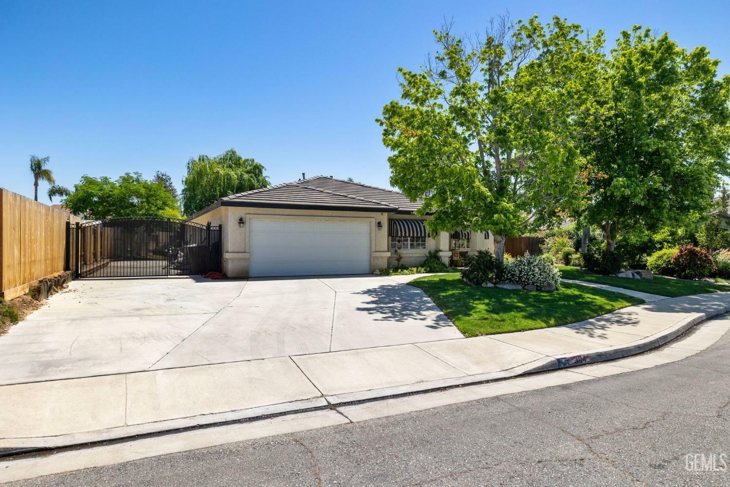 Property Photo: 304 Calle Lechuga CA 93314