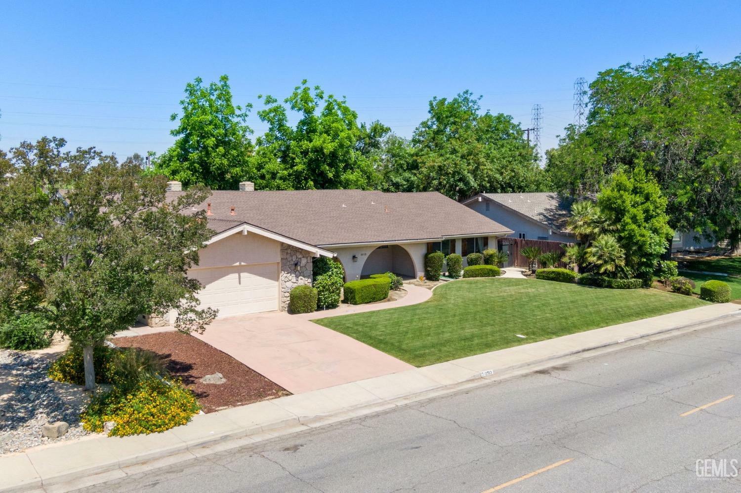 Property Photo: 2513 Elm Street CA 93301