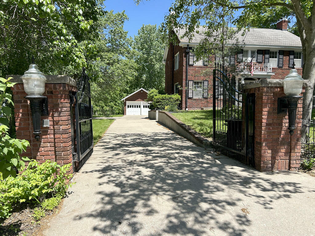 Property Photo: 817 Gilman St MO 65275