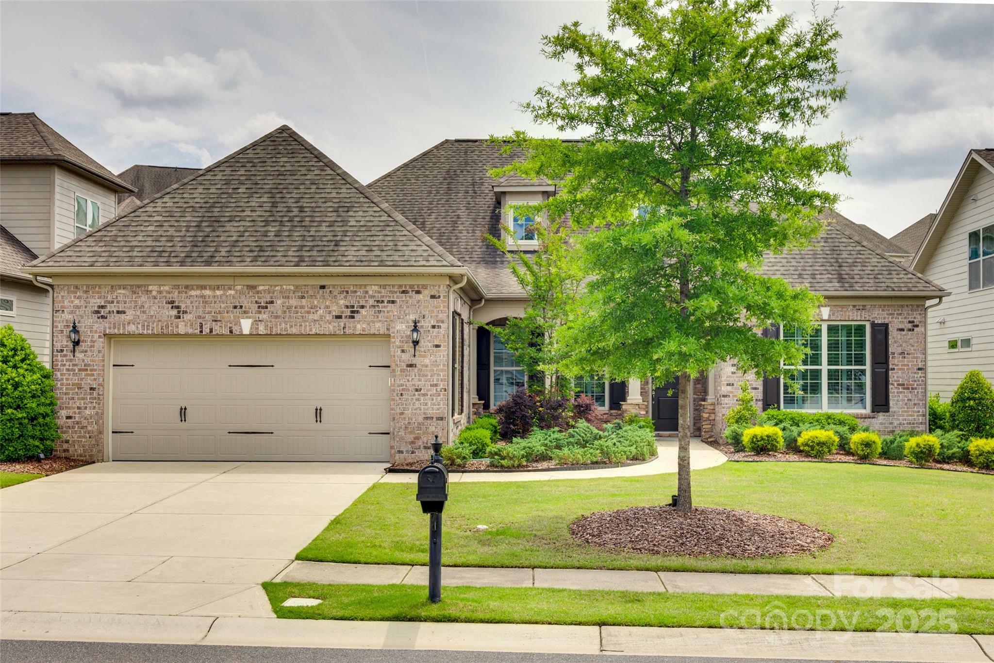 Property Photo: 15927 Vale Ridge Drive NC 28278