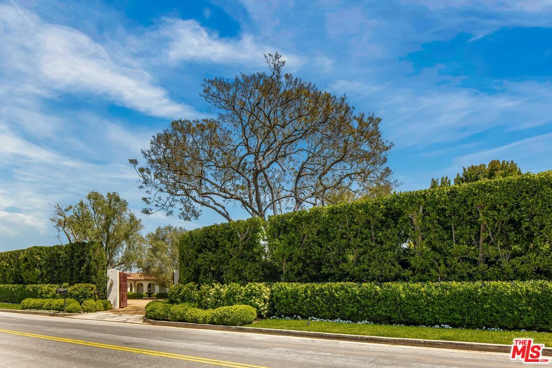 Property Photo: 300 N Tigertail Rd CA 90049
