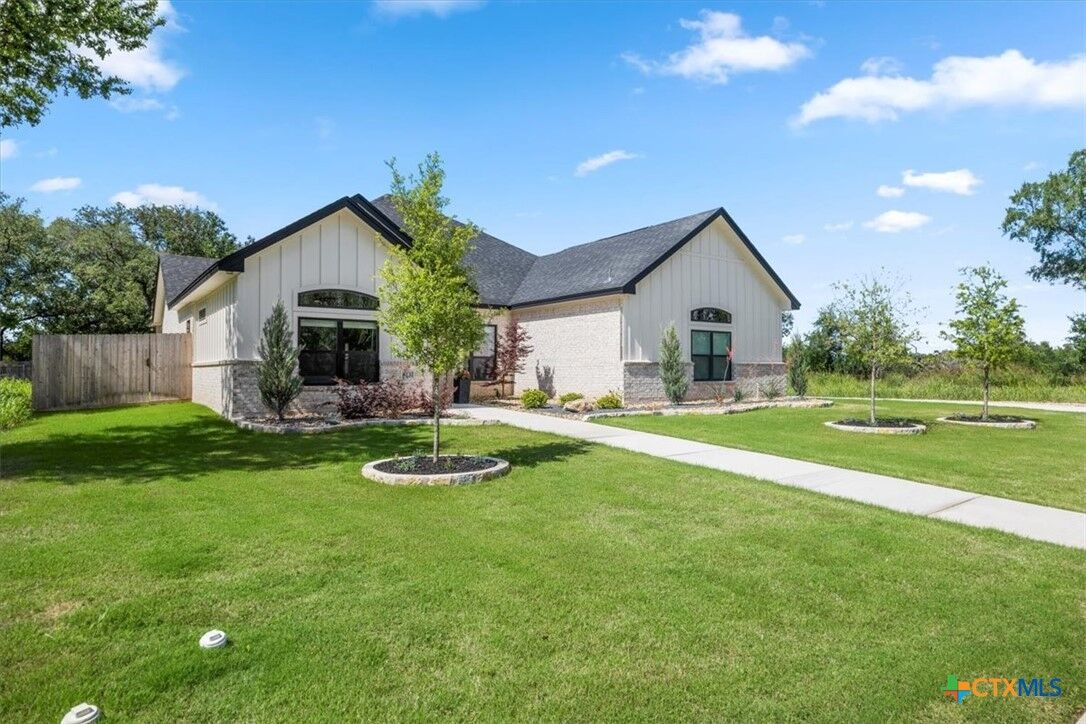 Property Photo: 813 Eagle Heights Drive TX 76571