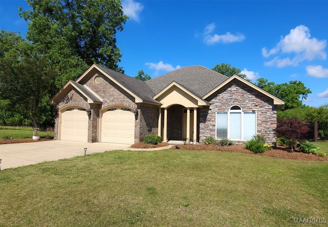 Property Photo: 5906 Amberwood Lane AL 36116