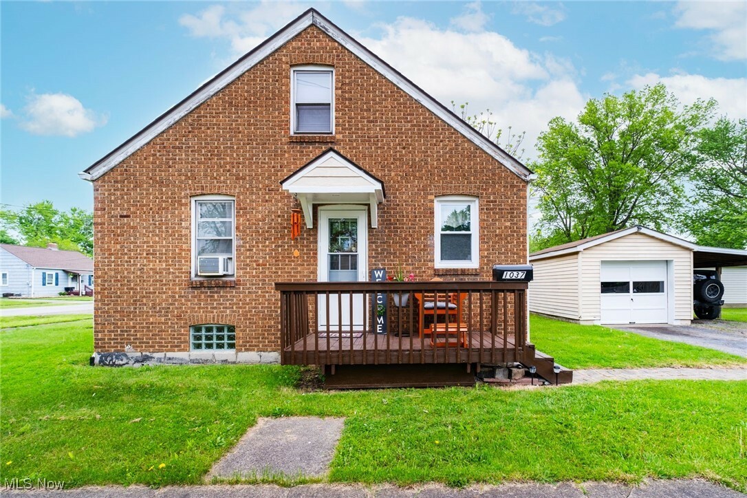 Property Photo: 1037 Francis Avenue SE OH 44484