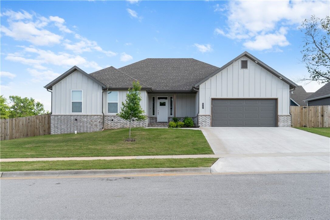 Property Photo:  827 Mueller Way  AR 72753 