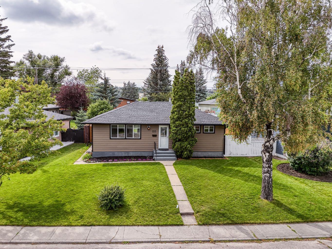 Property Photo:  88 Glenpatrick Drive SW  AB T3E 4L6 