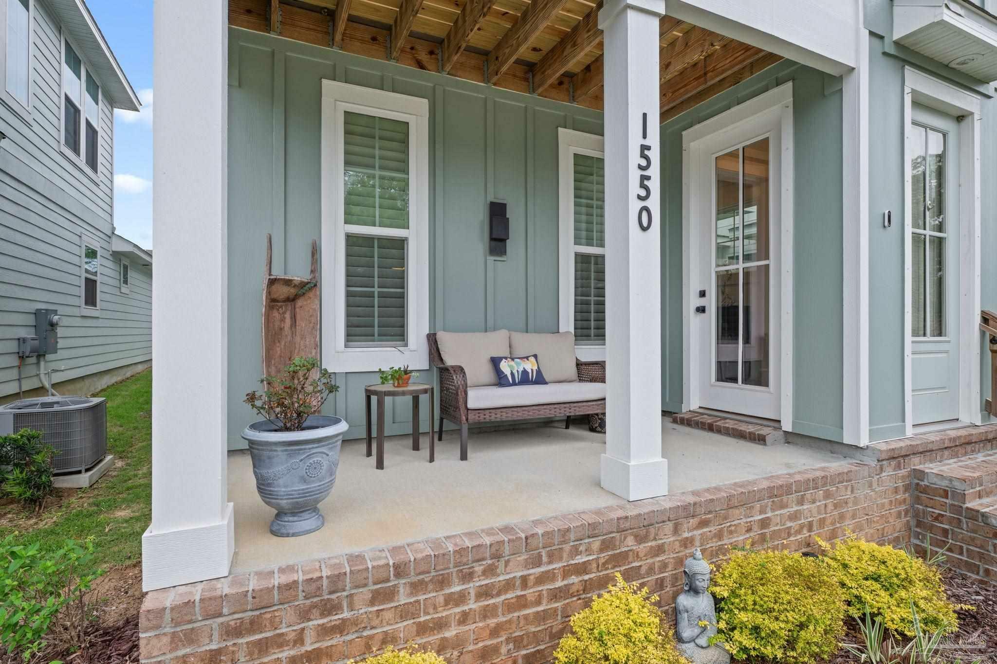 Property Photo: 1550 W Romana St FL 32502
