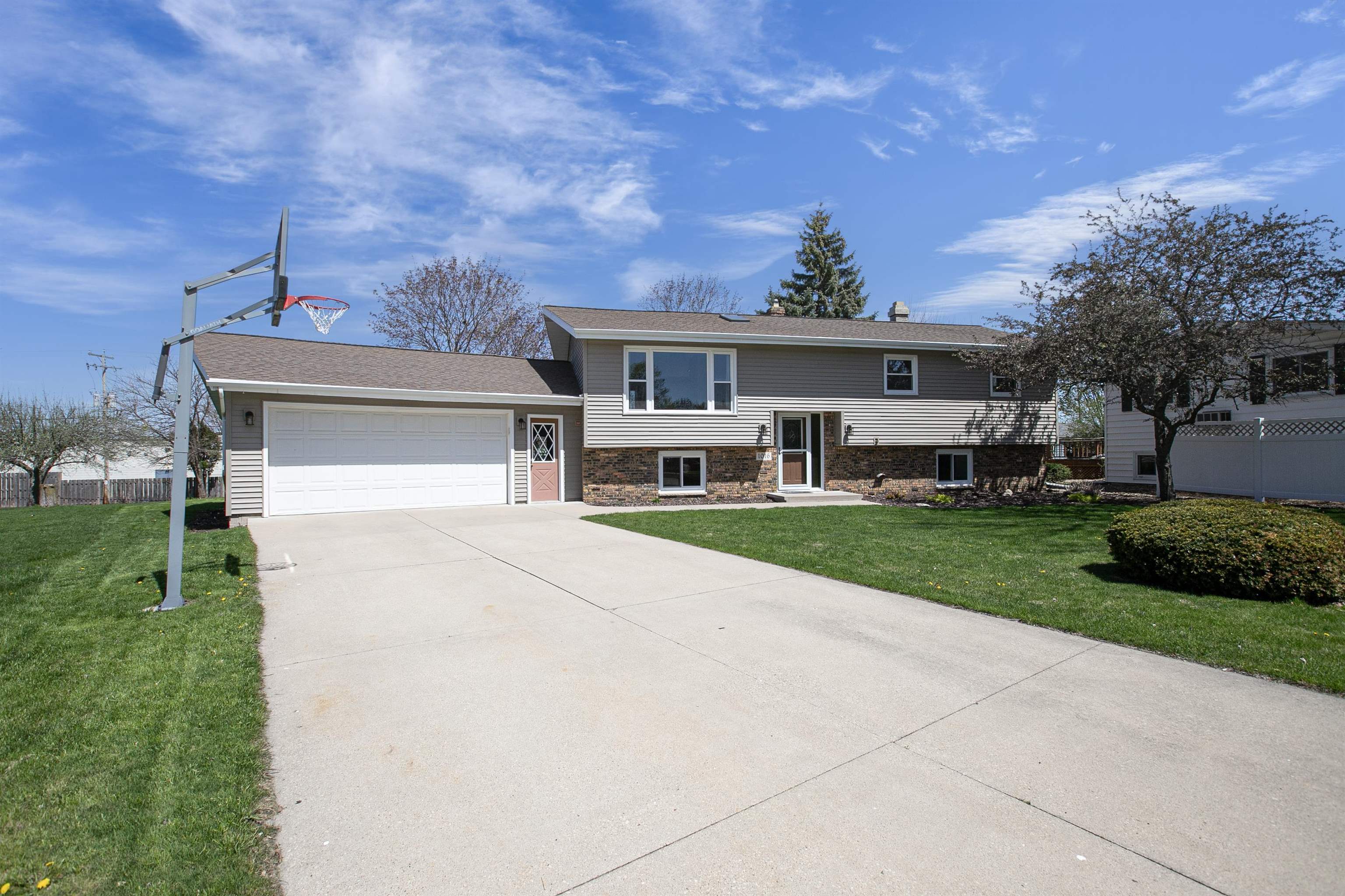 Property Photo: 1016 W Weiland Avenue WI 54914-2111