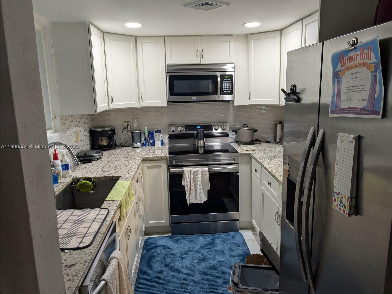 Property Photo: 416 N Laurel Dr 107 FL 33063