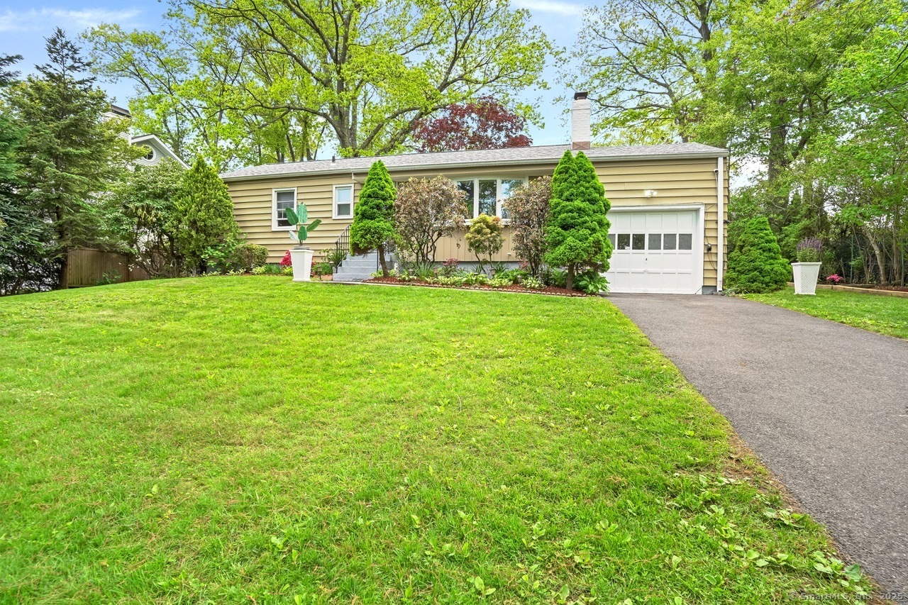 Property Photo:  20 Old Wagon Road  CT 06870 