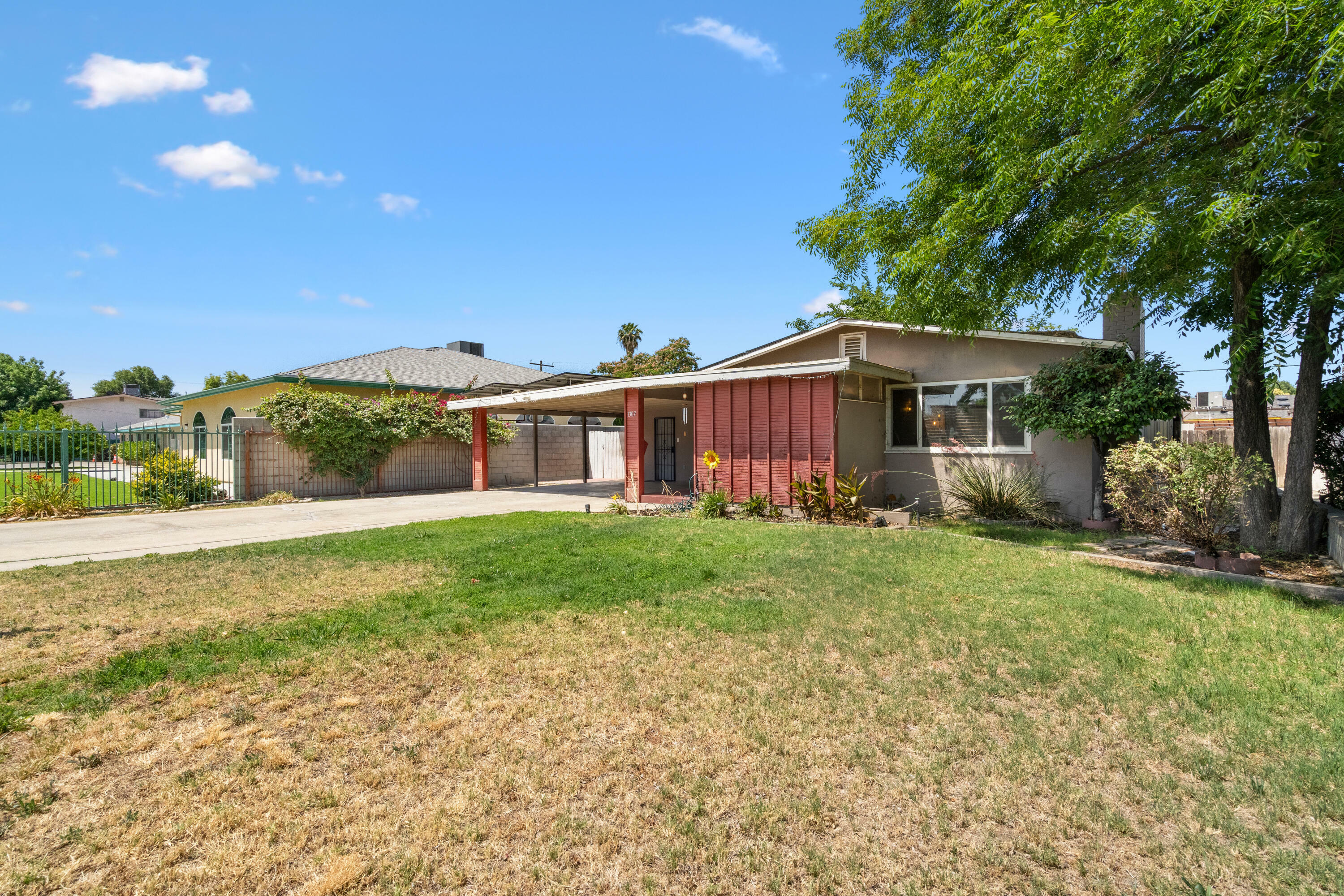 Property Photo: 1307 S Divisadero Street CA 93277