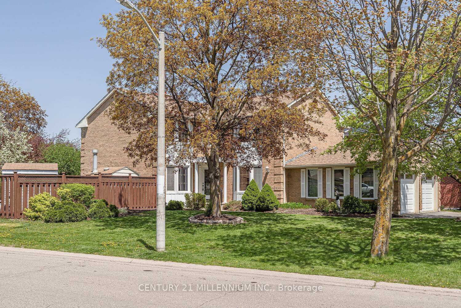 Photo de la propriété: 82 Leander Street ON L6S 3M7
