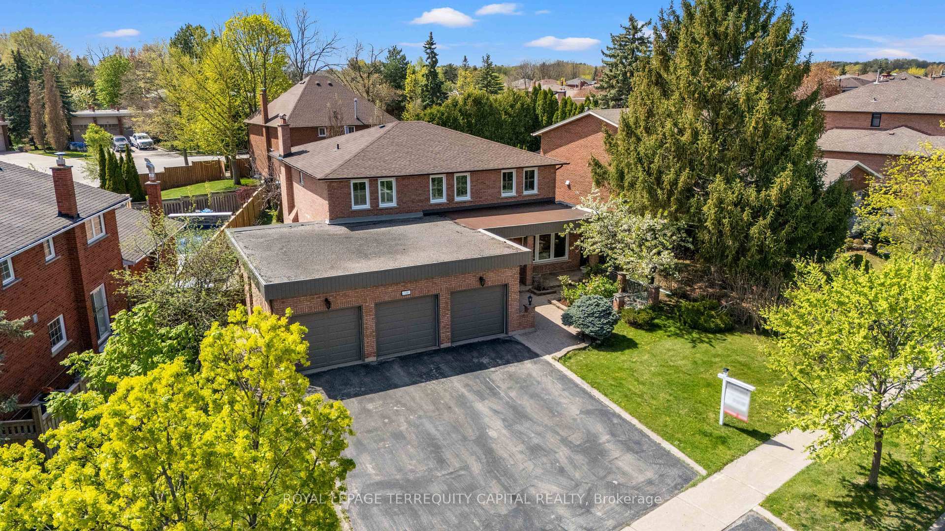 Property Photo: 136 Villa Park Drive ON L4L 3G7