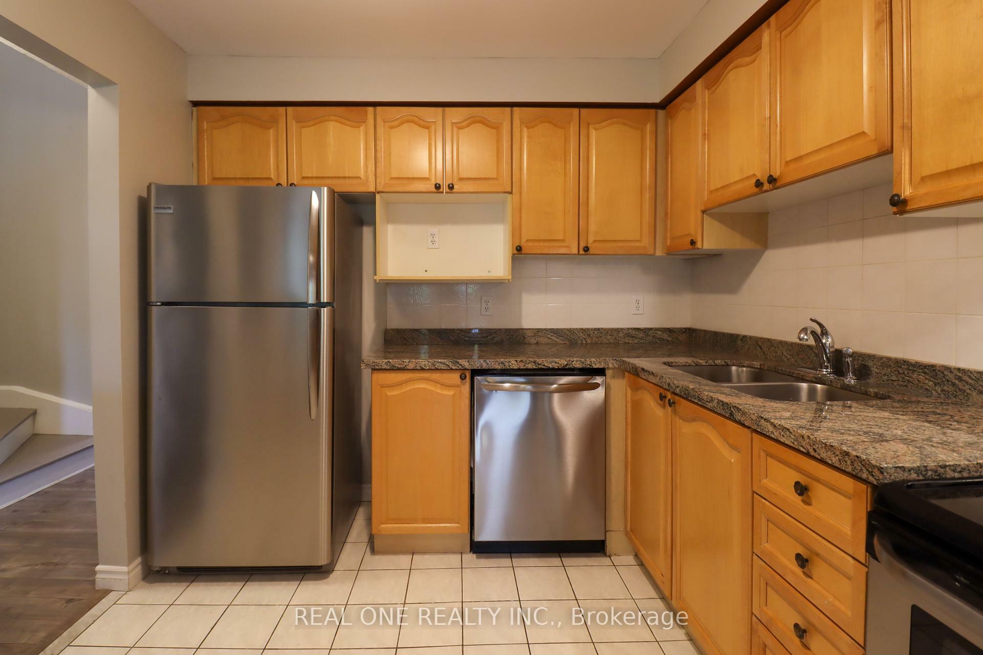 Property Photo:  833 Scollard Court 100  ON L5V 2B4 