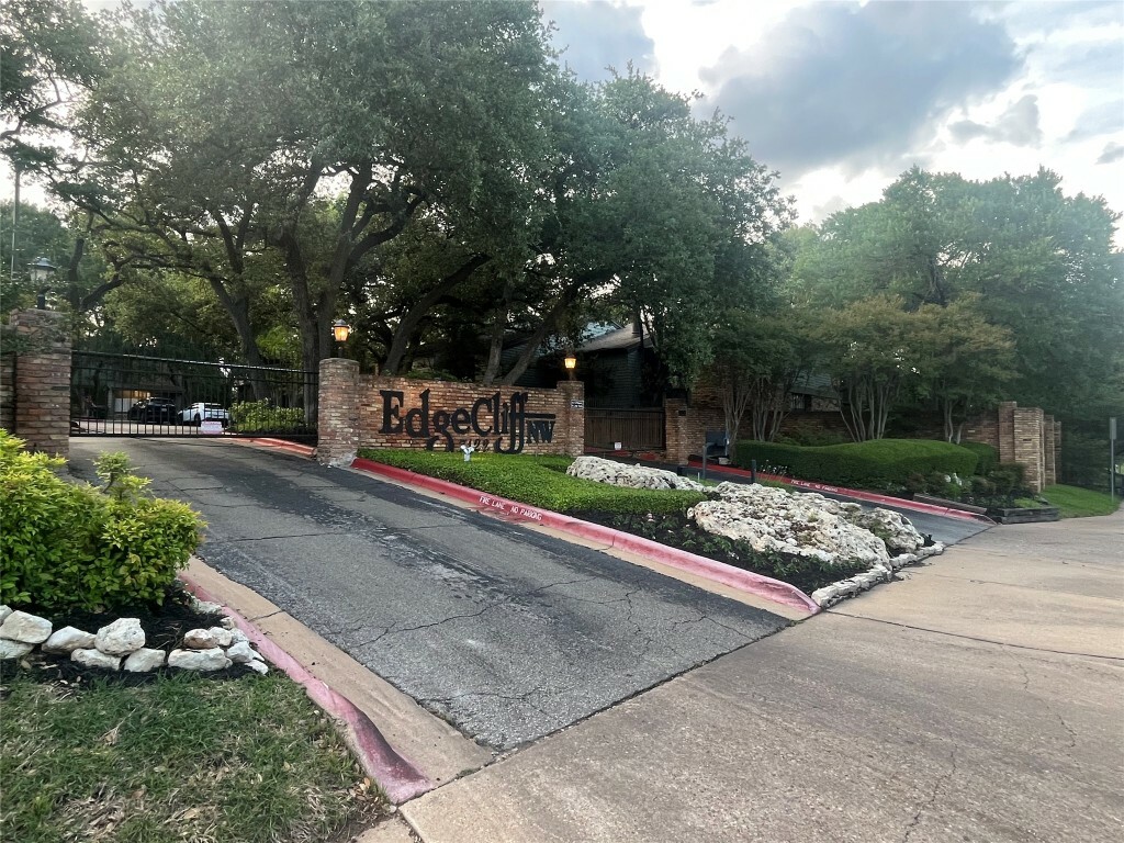 Property Photo: 7122 Woodhollow Drive 105 TX 78731