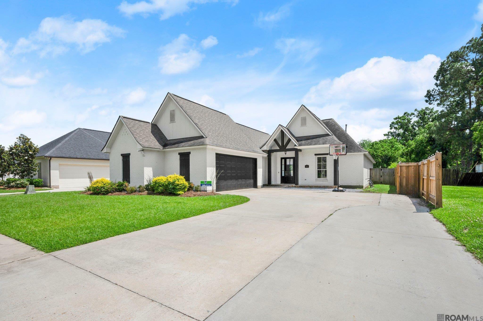 Property Photo: 505 S Club Ave LA 70776