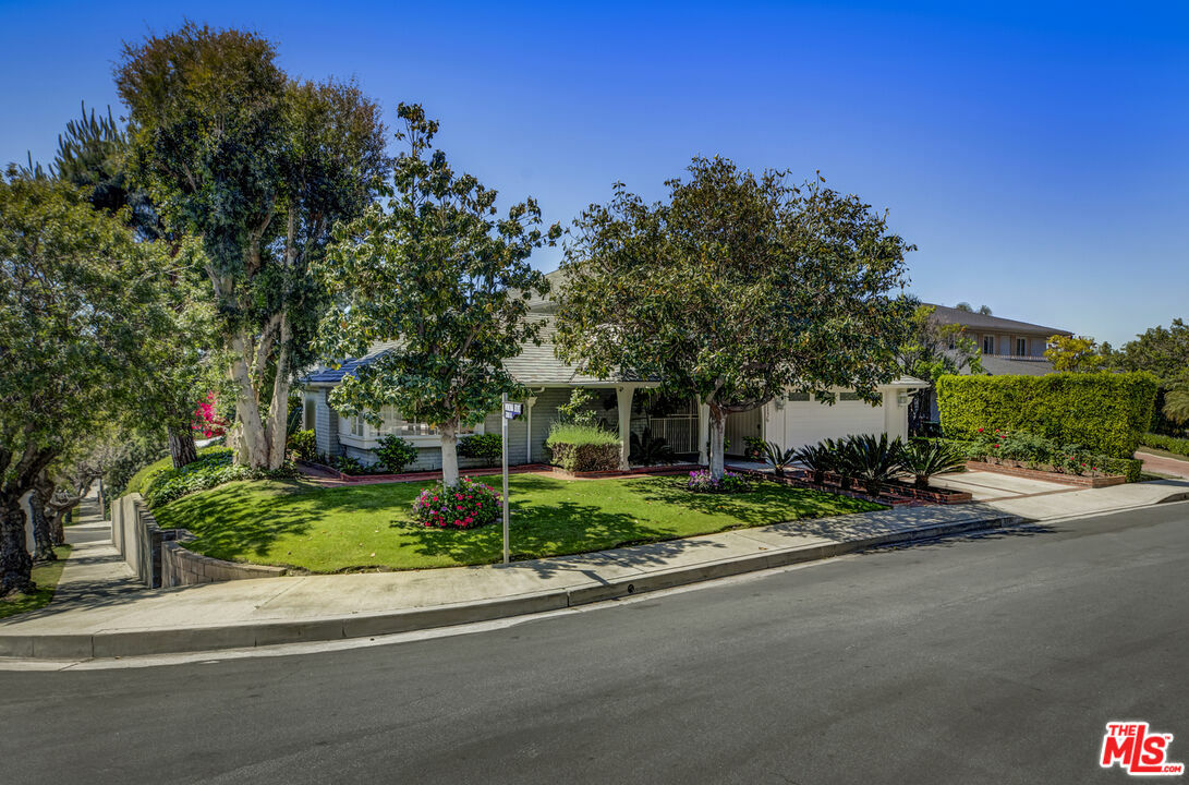 Property Photo: 5136 Los Bonitos Way CA 90027