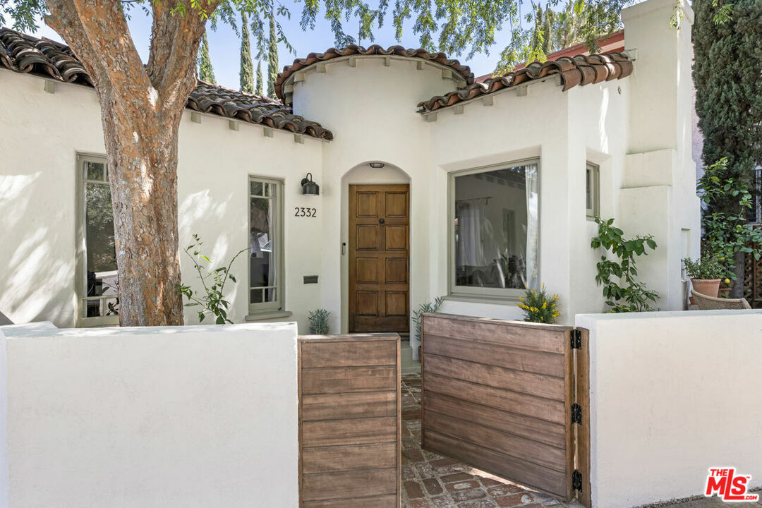 Property Photo: 2332 Lake View Ave CA 90039