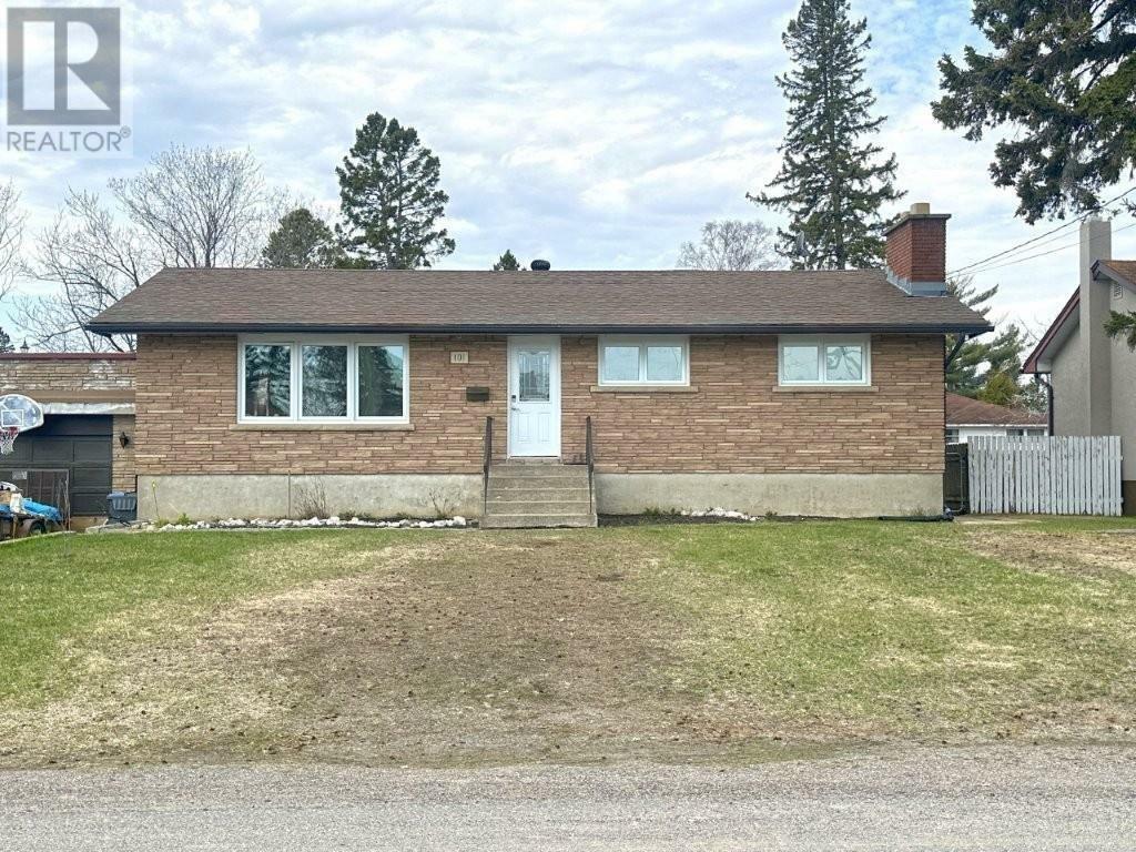 Photo de la propriété: 101 Shipley Street ON P7A 3C6