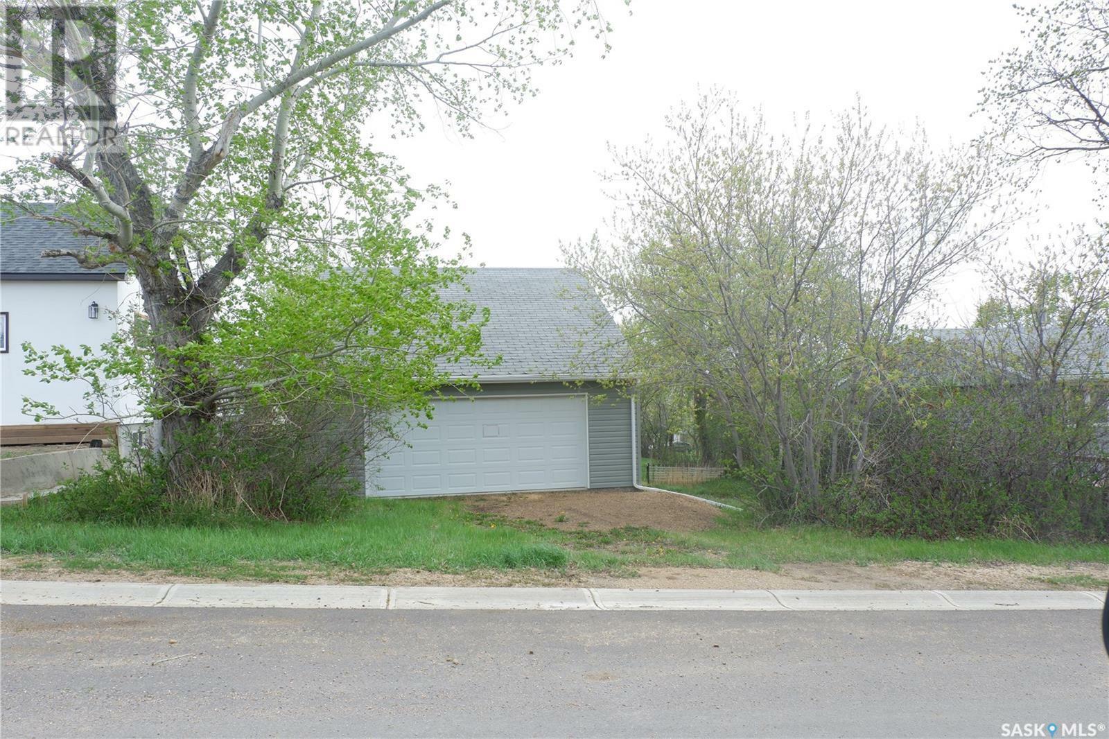 Property Photo: 2007 1st Street S SK S0H 3R0